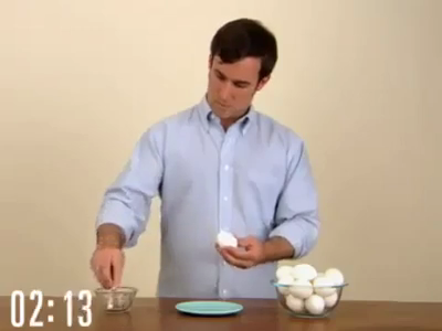 Cel mai usor mod de a decoji un ou fiert! Nu te-ai gandit ca poate fi atat de simplu! SUPER VIDEO