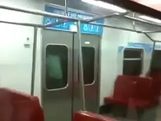 Credeai ca metroul din Bucuresti e aglomerat? N-ai mai vazut niciodata asa ceva! Cum se CALCA IN PICIOARE oamenii in Venezuela! VIDEO: