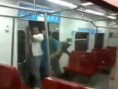 Credeai ca metroul din Bucuresti e aglomerat? N-ai mai vazut niciodata asa ceva! Cum se CALCA IN PICIOARE oamenii in Venezuela! VIDEO: