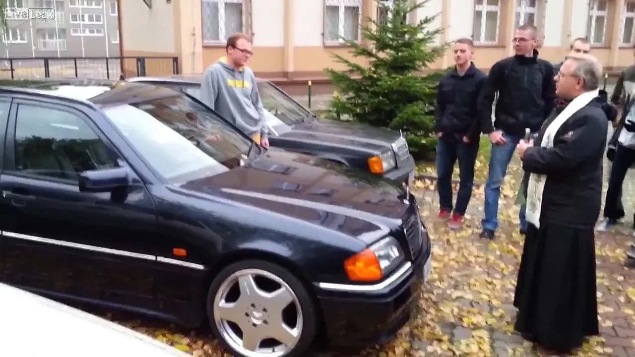 Mercedesul satanic! Farsa GENIALA facuta de niste tineri! Cum a reactionat preotul: VIDEO :))