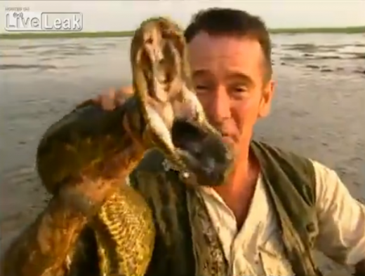 INCREDIBIL! Reactia unei anaconde UCIGASA atunci cand simte pericolul! Cum isi pune acest barbat viata in pericol: Bear Grylls e nimic pe langa el :)