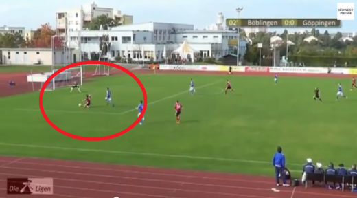 Din categoria Lunetistul din tribune! Penalty de cascadorii rasului obtinut de un fotbalist; adversarul era la 2 metri in spatele lui! VIDEO: