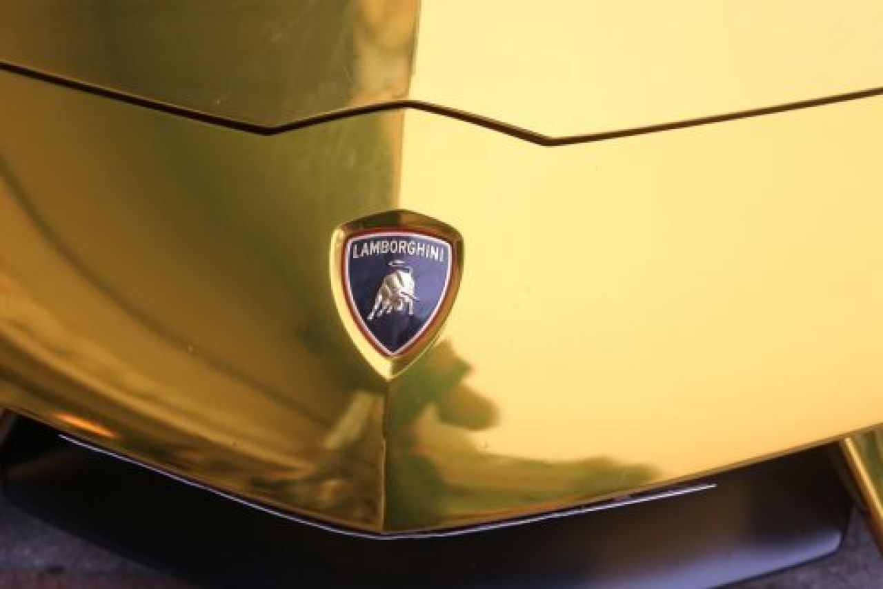 Un chinez a facut cea mai mare aroganta: si-a placat Lamborghini-ul cu AUR! FOTO:_2