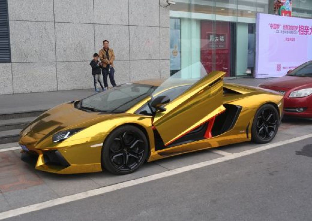 Un chinez a facut cea mai mare aroganta: si-a placat Lamborghini-ul cu AUR! FOTO:_3