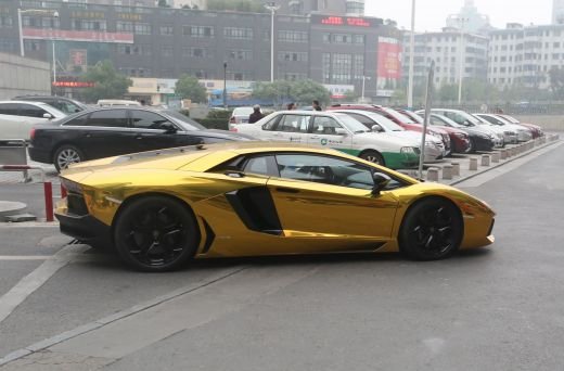Un chinez a facut cea mai mare aroganta: si-a placat Lamborghini-ul cu AUR! FOTO:_4