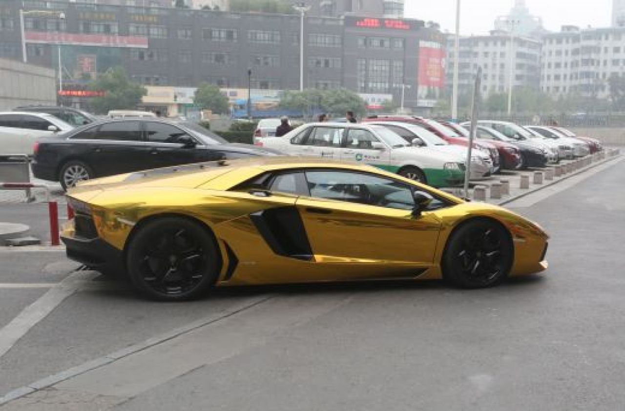Un chinez a facut cea mai mare aroganta: si-a placat Lamborghini-ul cu AUR! FOTO:_4