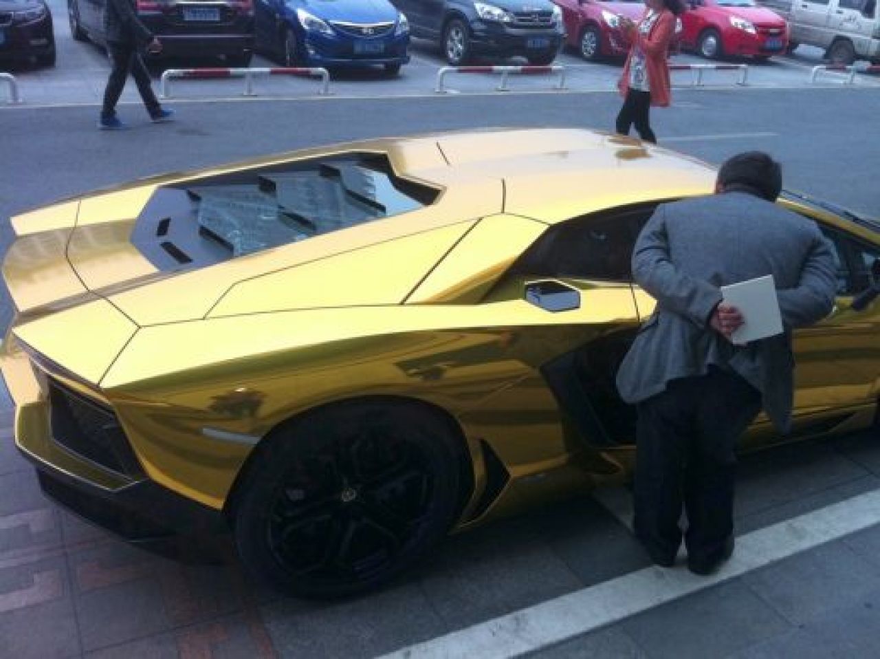 Un chinez a facut cea mai mare aroganta: si-a placat Lamborghini-ul cu AUR! FOTO:_7