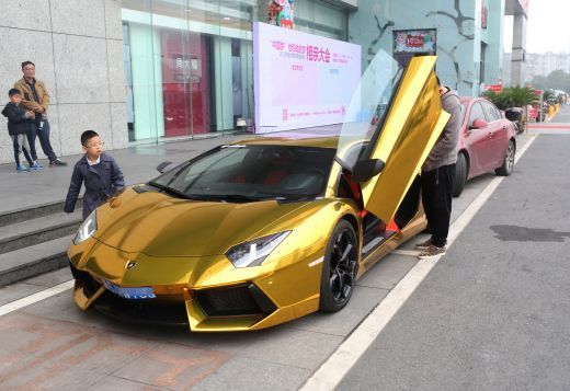 Un chinez a facut cea mai mare aroganta: si-a placat Lamborghini-ul cu AUR! FOTO:_8