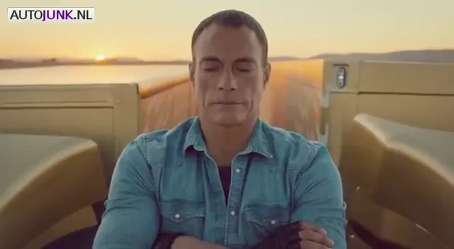 FABULOS! Van Damme face cel mai tare SPAGAT din istorie! E pe bune? Asa ceva nu s-a mai vazut pana acum!