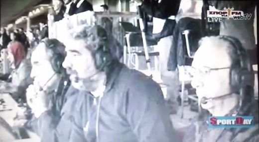 FABULOS! Omul asta a luat-o razna IN DIRECT la meciul Romaniei! Ce reactie a avut la gol :)