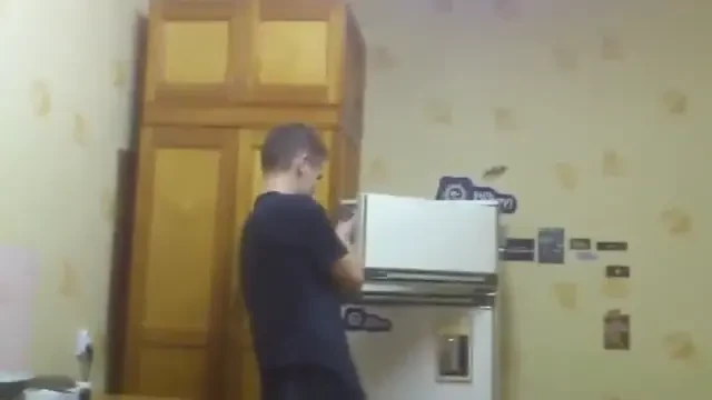 Nu te asteptai la asta! :) Ce se intampla cand bagi ARTIFICII in frigider! VIDEO: