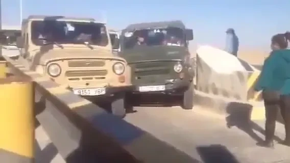 MORI DE RAS! Cel mai AMUZANT blocaj de trafic s-a petrecut tocmai in Mongolia! Nimeni nu a vrut sa cedeze. VIDEO: