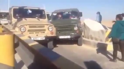 MORI DE RAS! Cel mai AMUZANT blocaj de trafic s-a petrecut tocmai in Mongolia! Nimeni nu a vrut sa cedeze. VIDEO: