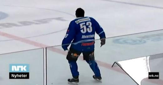 Cel mai tare hocheist vazut vreodata face DANSUL ROBOTULUI! O sa te prapadesti de ras :)) VIDEO