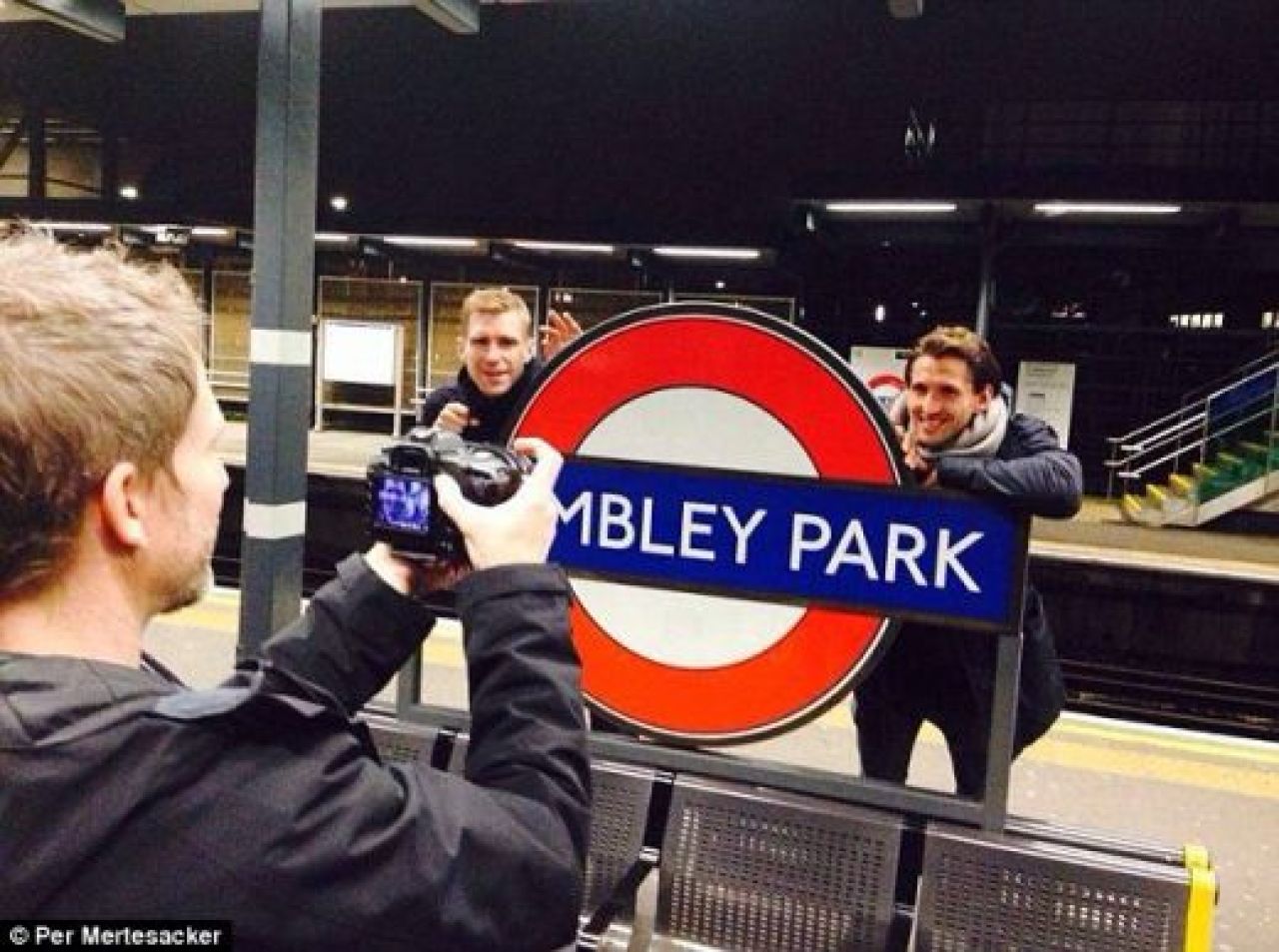 SUPER FOTO: Nationala Germaniei a mers cu METROUL la stadion! Cum au reactionat londonezii cand i-au vazut:_1