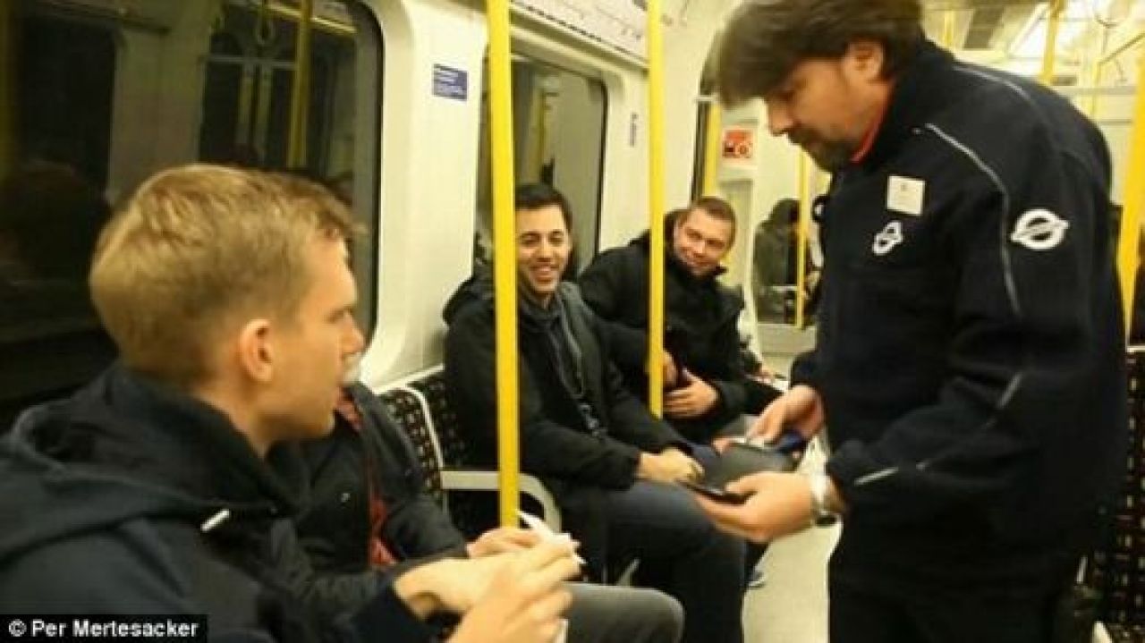 SUPER FOTO: Nationala Germaniei a mers cu METROUL la stadion! Cum au reactionat londonezii cand i-au vazut:_2