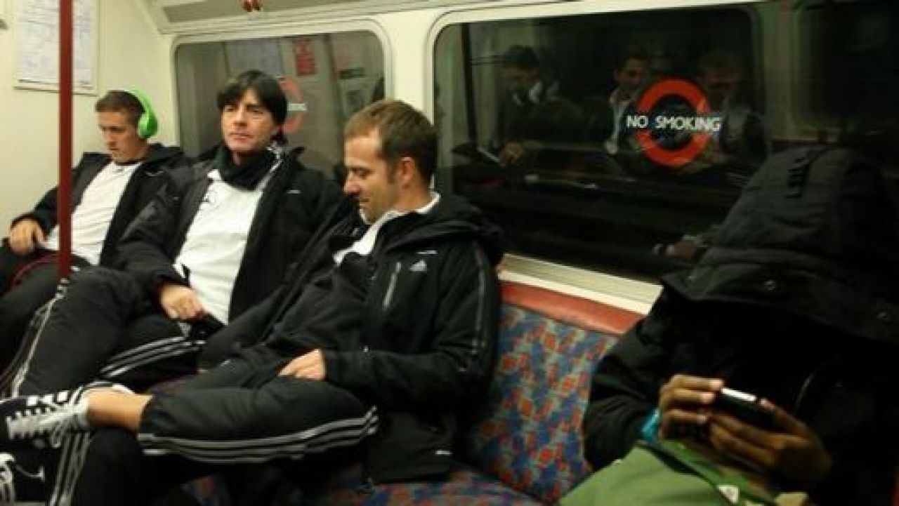 SUPER FOTO: Nationala Germaniei a mers cu METROUL la stadion! Cum au reactionat londonezii cand i-au vazut:_4