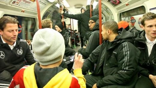 SUPER FOTO: Nationala Germaniei a mers cu METROUL la stadion! Cum au reactionat londonezii cand i-au vazut:_5