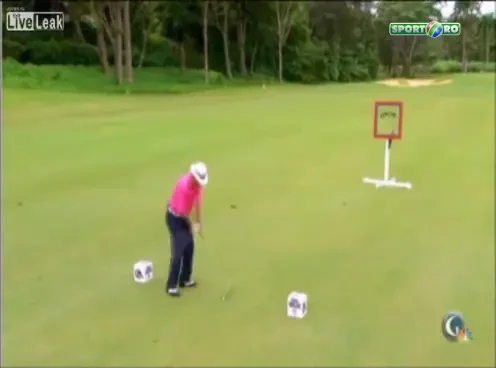 VIDEO: Ca-n filmele cu Benny Hill: a dat intr-o bila, a mai lovit doua :)) Reactia femeilor prezente pe terenul de golf face toti banii!
