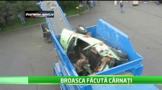 Cum sa distrugi o masina in cateva secunde: cel mai vandut model din istorie a ajuns o gramada de GUNOI! VIDEO