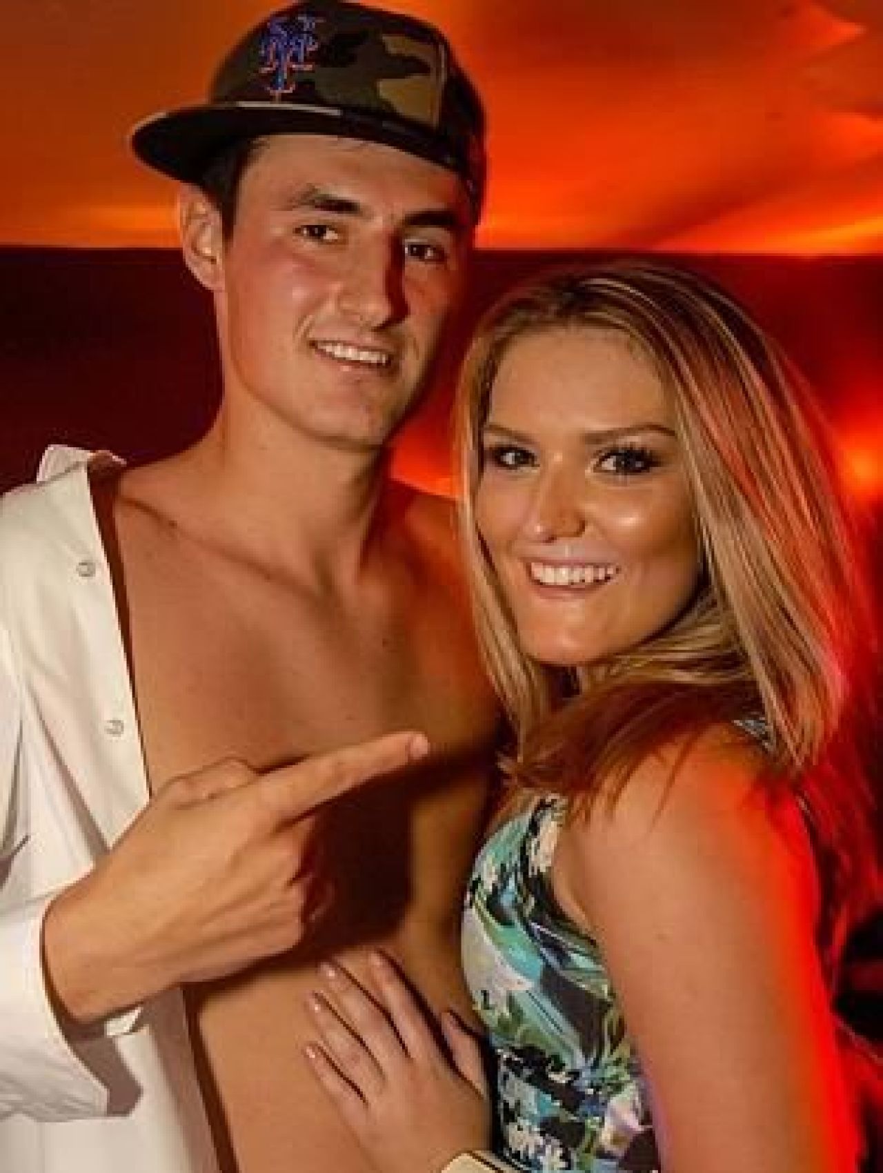 Imaginile care au revoltat 20 de milioane de oameni! SPERANTA unei natiuni, prinsa intr-o ipostaza ridicola! Stripteuzele s-au urcat pe el si l-au lasat in pielea goala: FOTO_1