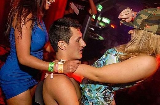 Imaginile care au revoltat 20 de milioane de oameni! SPERANTA unei natiuni, prinsa intr-o ipostaza ridicola! Stripteuzele s-au urcat pe el si l-au lasat in pielea goala: FOTO_2