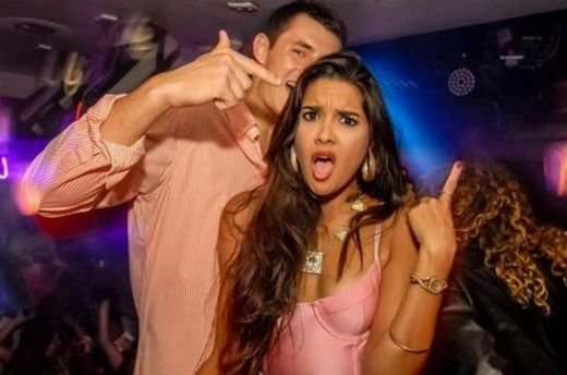 Imaginile care au revoltat 20 de milioane de oameni! SPERANTA unei natiuni, prinsa intr-o ipostaza ridicola! Stripteuzele s-au urcat pe el si l-au lasat in pielea goala: FOTO_3