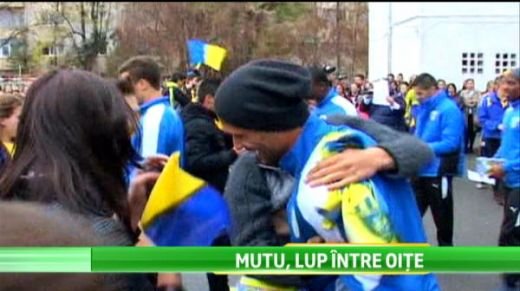 Mutu-mania a cuprins Ploiestiul! Fetele vor sa chiuleasca de la liceu pentru a-l vedea la treaba: Ne facem tricou cu el. Il iubim
