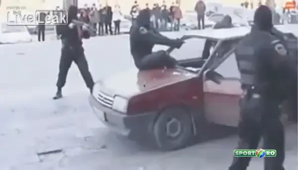 Lesini de ras! Asta e politistul ninja; Chuck Norris n-ar avea nicio sansa in fata lui! Cum a reusit sa opreasca o masina aflata in mers: