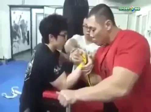 I-a dat de l-a julit! Un chinez SCHELETIC se pune cu un Mister STEROIZI! Cine crezi ca a castigat? VIDEO