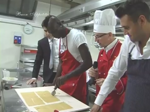 Chef Balotelli, senzatie in bucatarie :)) A frecat aluatul si l-a intins cu facaletul, italienii s-au prapadit de ras! Ce a facut Mario inaintea meciului de Liga