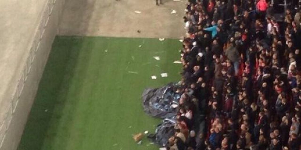 Moment HORROR in tribunele celor de la Ajax! Un fan a cazut de la 10 metri inaltime dupa golul de 2-0! FOTO_1