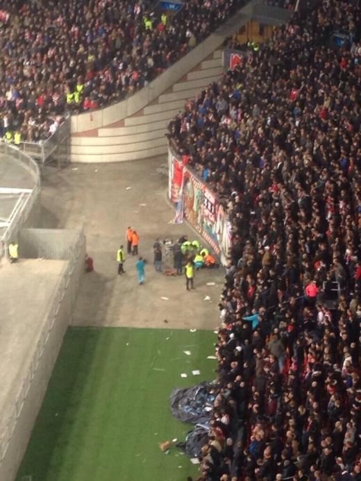 Moment HORROR in tribunele celor de la Ajax! Un fan a cazut de la 10 metri inaltime dupa golul de 2-0! FOTO_2