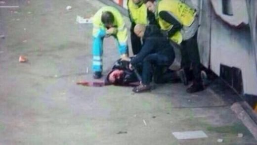 Moment HORROR in tribunele celor de la Ajax! Un fan a cazut de la 10 metri inaltime dupa golul de 2-0! FOTO_3