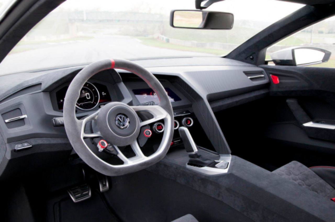 SUPER MASINA zilei | Volkswagen a lansat cel mai tare Golf din istorie: 500 de cai si 300 km/h! Pret FABULOS: mai scumpa decat Bugatti Veyron!_5