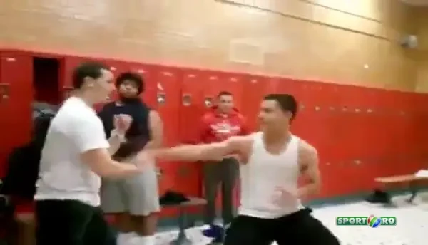 Asa se intampla cand te rupi in figuri de VANDAM! Vezi ce i-a facut adversarul cand a pus mana pe el! VIDEO