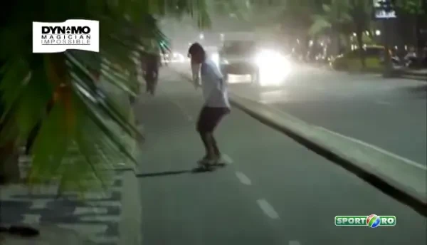 Un magician ADEVARAT cere mingea sa arate si el o schema! Multimea ramane masca dupa cateva secunde! Vezi ce face cu mingea - VIDEO