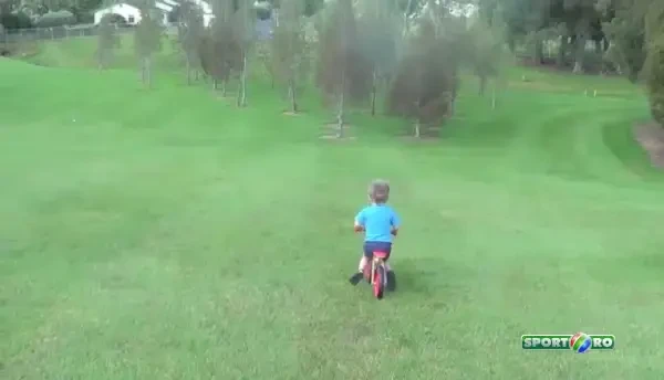 El poate castiga titlul de TATAL ANULUI: "Fiule, sa nu intri in copac!" Ce s-a intamplat cateva secunde mai tarziu: Video