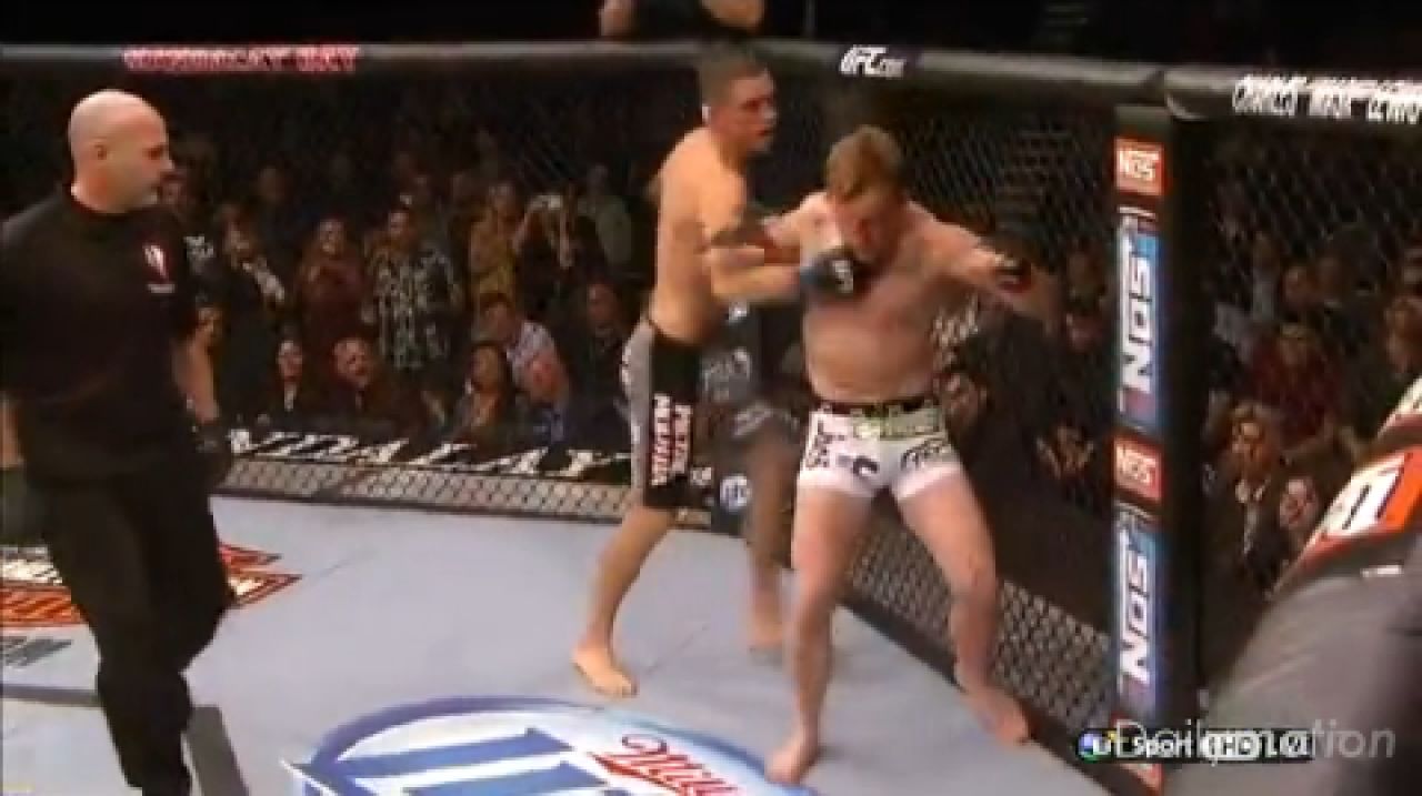 UFC-ul o ia in directia gresita! DECIZIA luata de acest arbitru spune totul despre politica CRIMINALA! Vezi ce s-a intamplat in meci:_3