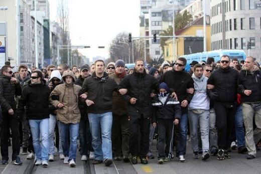 Gest fara precedent al unor DUSMANI de moarte! Unii dintre cei mai periculosi ULTRASI din Europa s-au unit si au protestat impreuna! VIDEO: