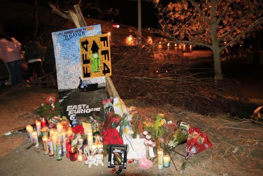 Imagini emotionante! Ce s-a intamplat azi-noapte in locul unde a murit actorul Paul Walker! Galerie FOTO:_1