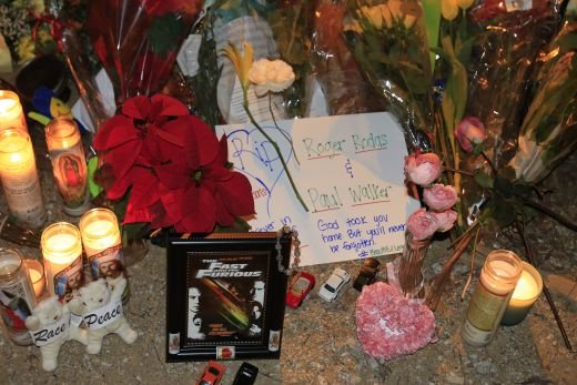 Imagini emotionante! Ce s-a intamplat azi-noapte in locul unde a murit actorul Paul Walker! Galerie FOTO:_2