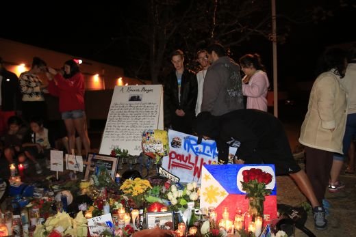 Imagini emotionante! Ce s-a intamplat azi-noapte in locul unde a murit actorul Paul Walker! Galerie FOTO:_4