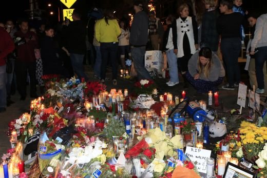 Imagini emotionante! Ce s-a intamplat azi-noapte in locul unde a murit actorul Paul Walker! Galerie FOTO:_5