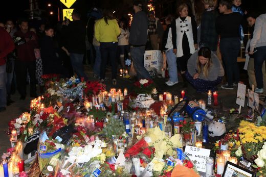 Imagini emotionante! Ce s-a intamplat azi-noapte in locul unde a murit actorul Paul Walker! Galerie FOTO:_5
