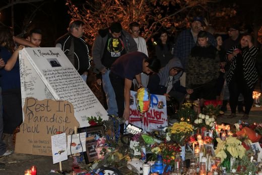 Imagini emotionante! Ce s-a intamplat azi-noapte in locul unde a murit actorul Paul Walker! Galerie FOTO:_8