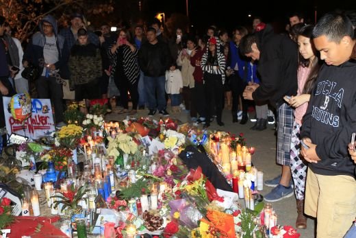 Imagini emotionante! Ce s-a intamplat azi-noapte in locul unde a murit actorul Paul Walker! Galerie FOTO:_9