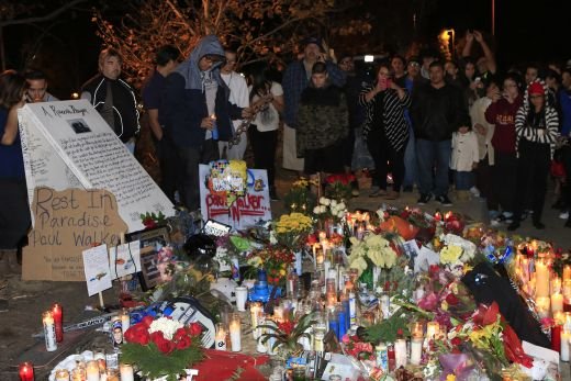 Imagini emotionante! Ce s-a intamplat azi-noapte in locul unde a murit actorul Paul Walker! Galerie FOTO:_11