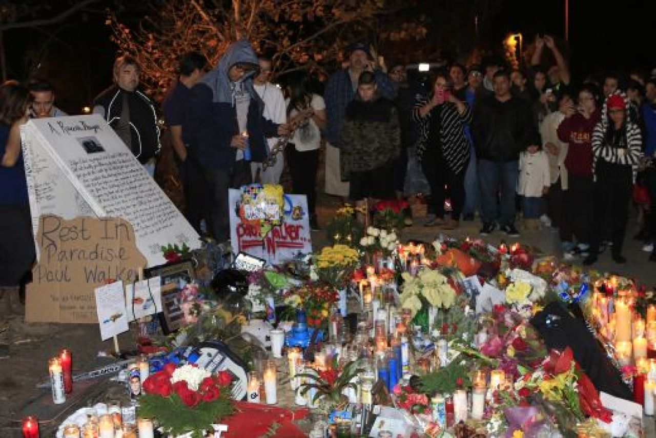 Imagini emotionante! Ce s-a intamplat azi-noapte in locul unde a murit actorul Paul Walker! Galerie FOTO:_11