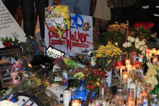 Imagini emotionante! Ce s-a intamplat azi-noapte in locul unde a murit actorul Paul Walker! Galerie FOTO:_12